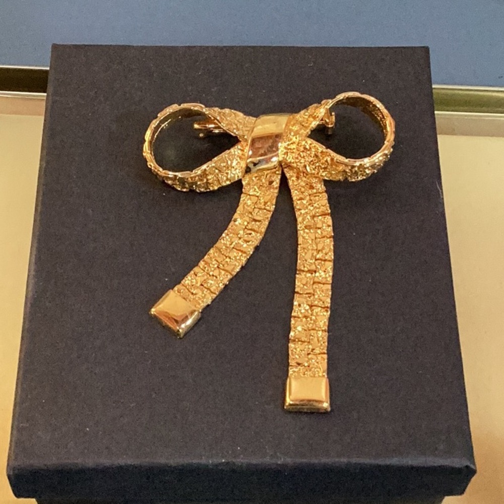 Elegant Gold Bow Brooch